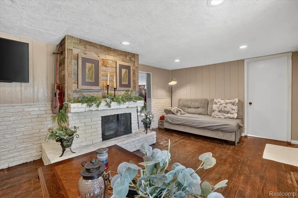508 Deland Road Flushing City MI 48433