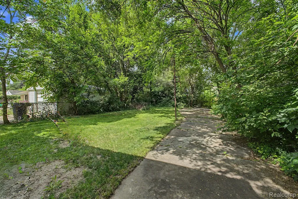6539 Greenview Avenue Detroit City MI 48228