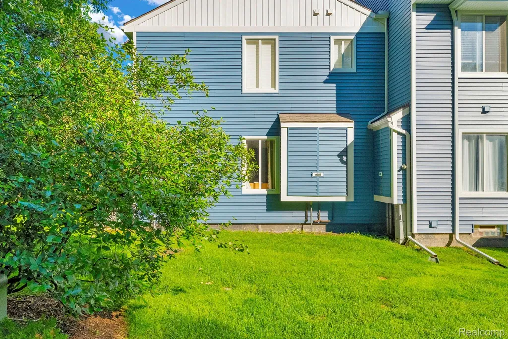 45000 Bayview Drive Novi City MI 48377