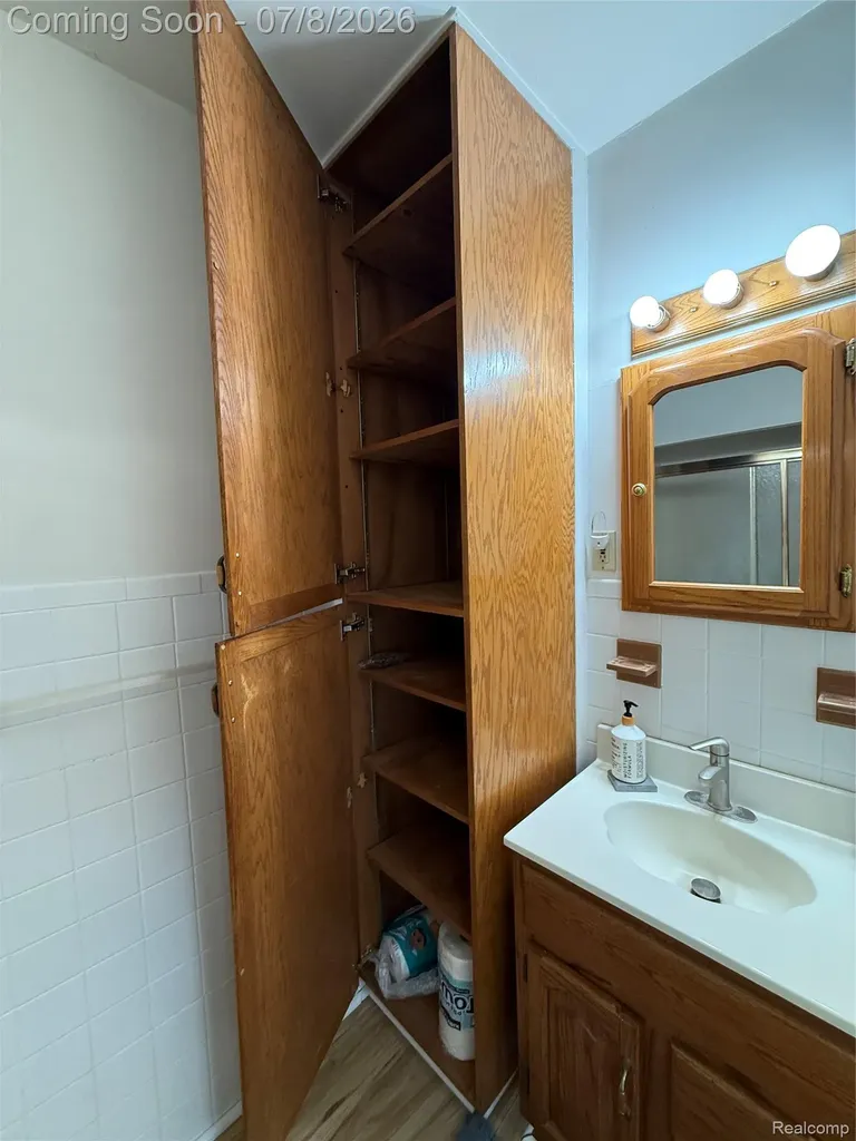 756 Cedarlawn Road Waterford Charter Township MI 48328
