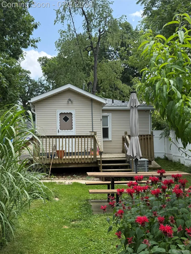 756 Cedarlawn Road Waterford Charter Township MI 48328