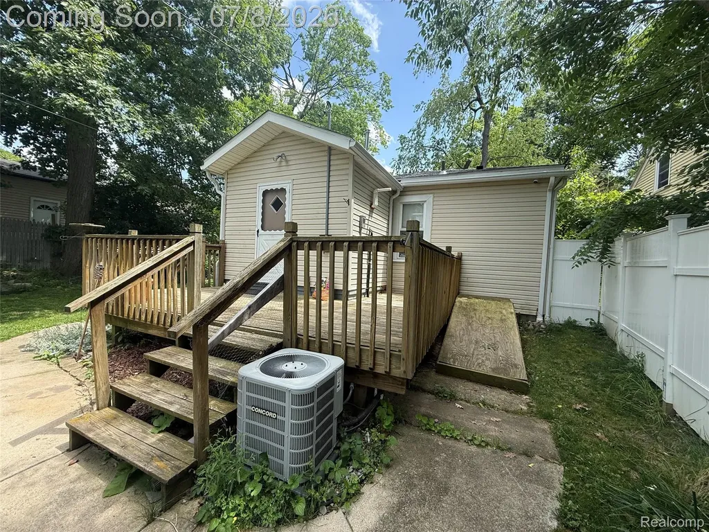 756 Cedarlawn Road Waterford Charter Township MI 48328