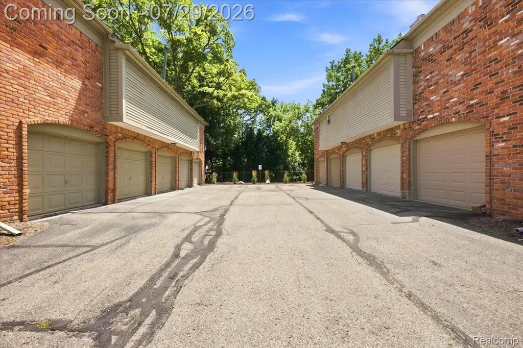 1655 Huntington Park, Unit #f Rochester Hills City MI 48309