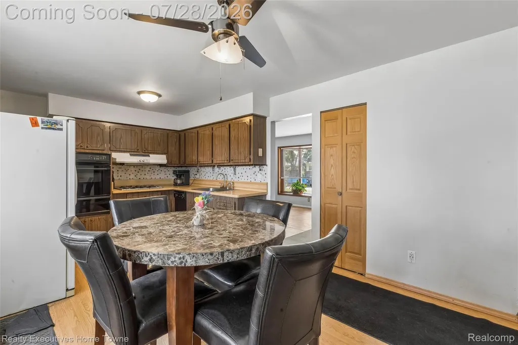 26256 Patricia Avenue Warren City MI 48091