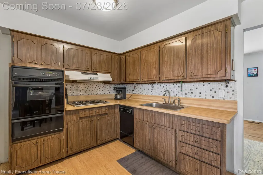 26256 Patricia Avenue Warren City MI 48091