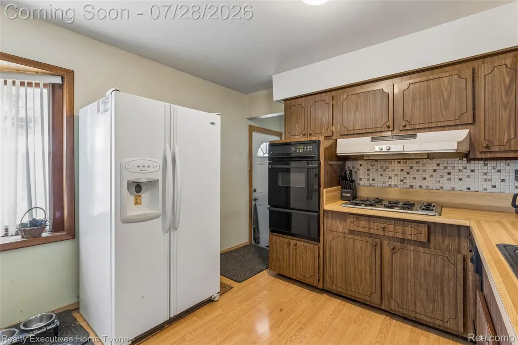 26256 Patricia Avenue Warren City MI 48091