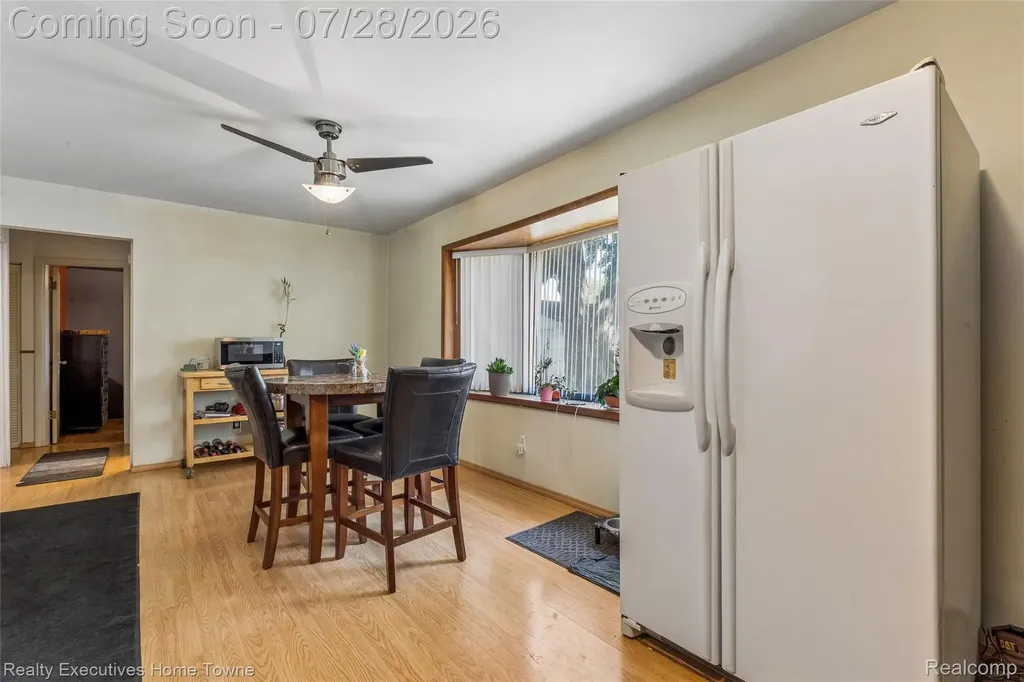 26256 Patricia Avenue Warren City MI 48091