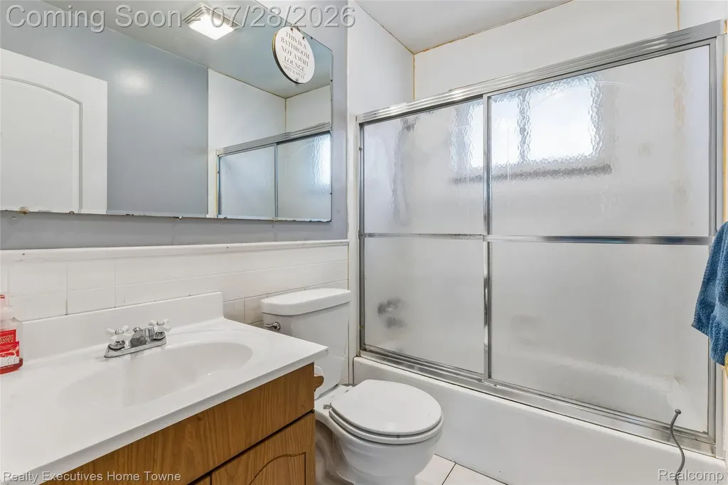 26256 Patricia Avenue Warren City MI 48091
