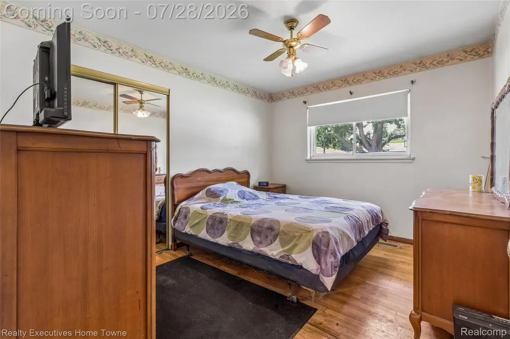 26256 Patricia Avenue Warren City MI 48091
