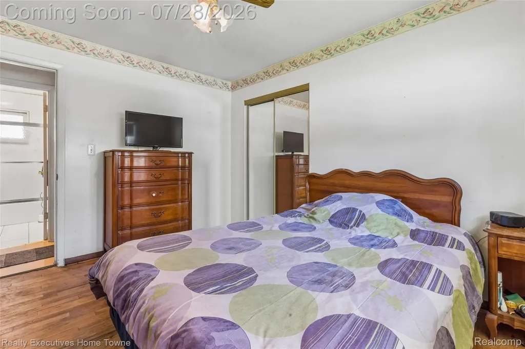 26256 Patricia Avenue Warren City MI 48091