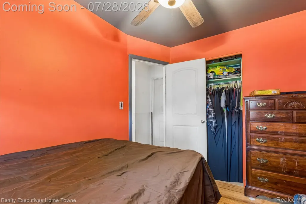 26256 Patricia Avenue Warren City MI 48091