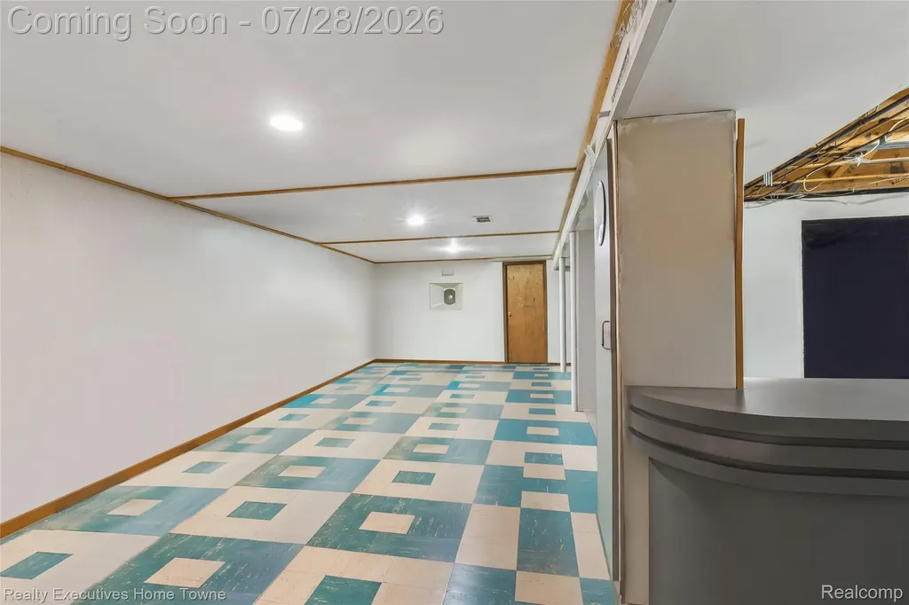 26256 Patricia Avenue Warren City MI 48091