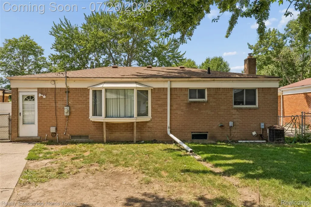 26256 Patricia Avenue Warren City MI 48091