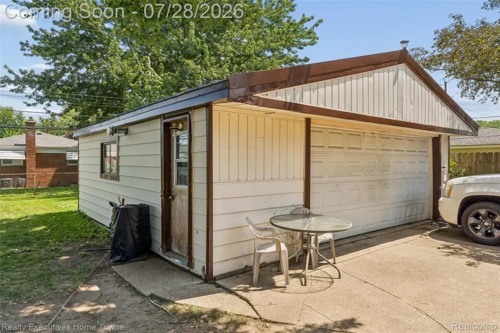 26256 Patricia Avenue Warren City MI 48091