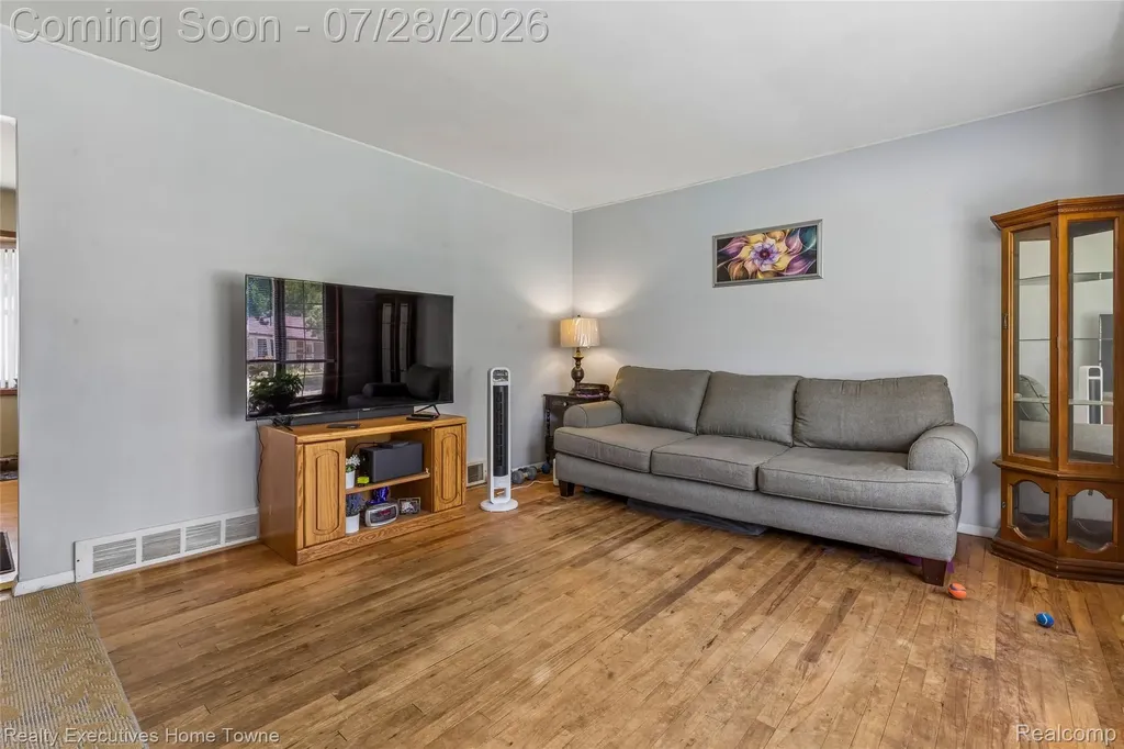 26256 Patricia Avenue Warren City MI 48091