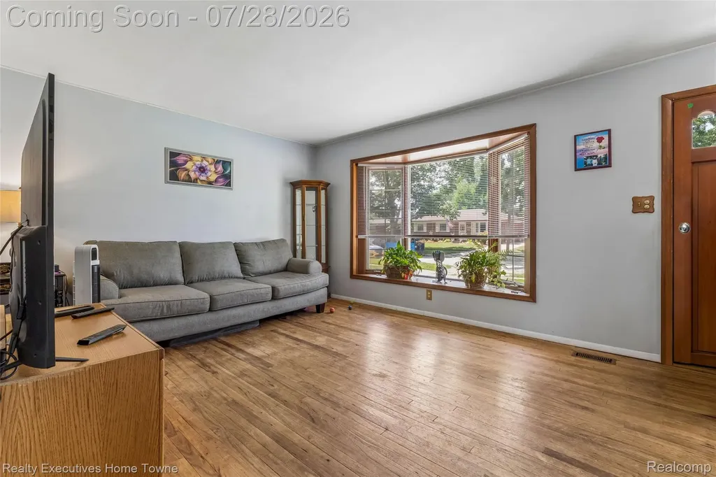 26256 Patricia Avenue Warren City MI 48091