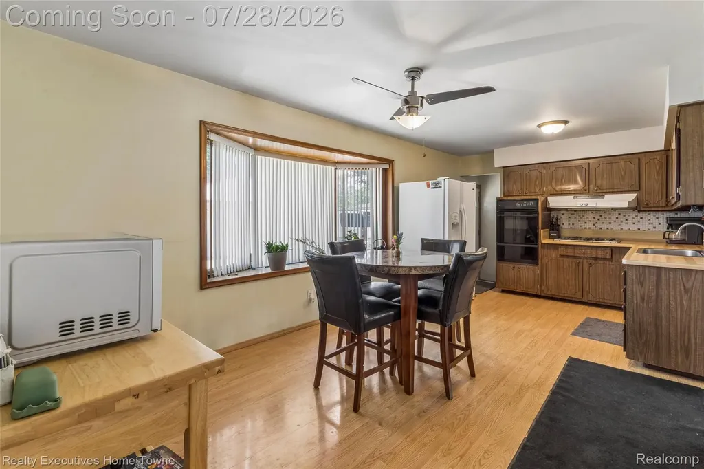 26256 Patricia Avenue Warren City MI 48091