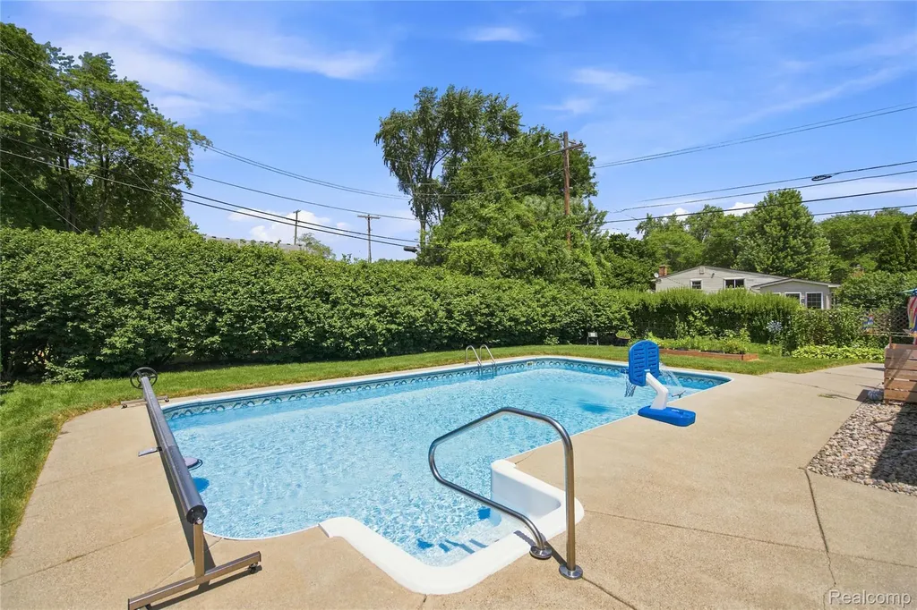 41138 Crestwood Drive Plymouth Charter Township MI 48170