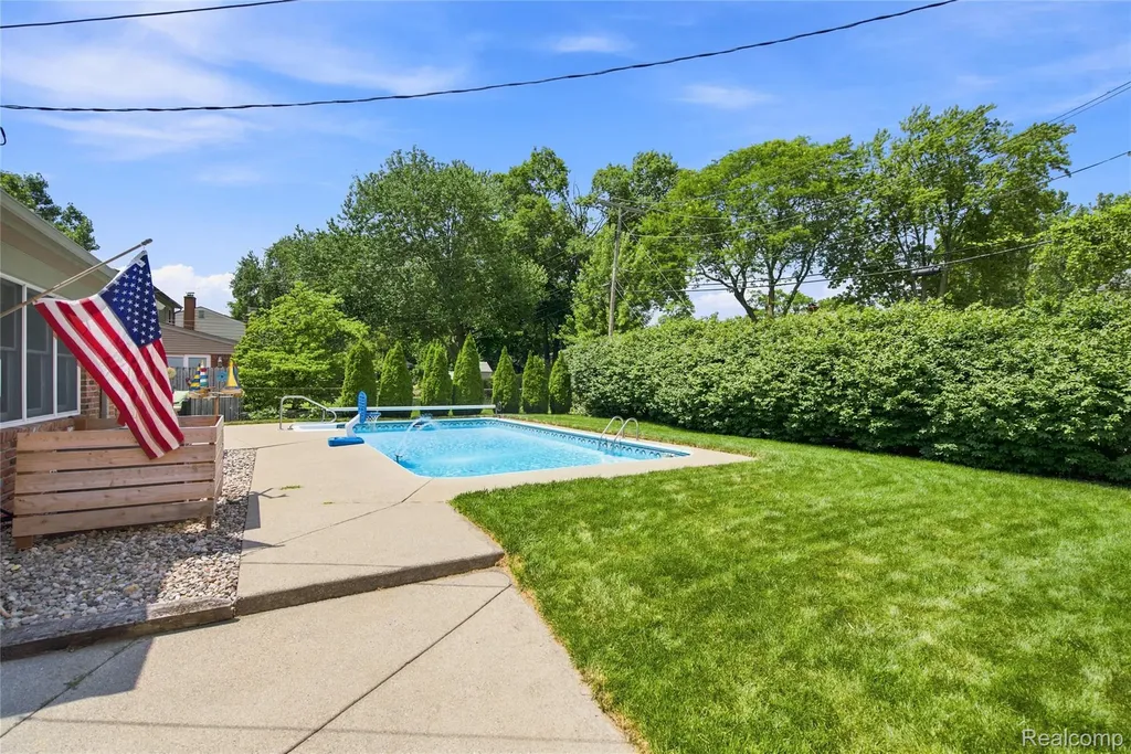 41138 Crestwood Drive Plymouth Charter Township MI 48170