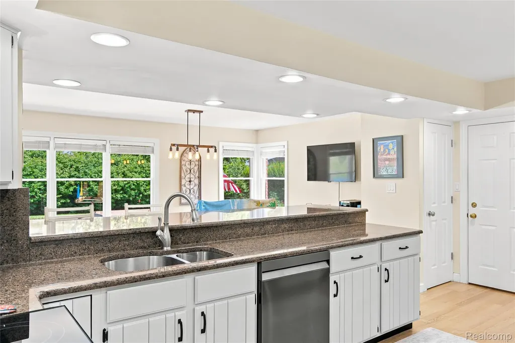 41138 Crestwood Drive Plymouth Charter Township MI 48170