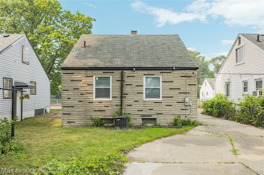 45 Pleasantview Drive Pontiac City MI 48341