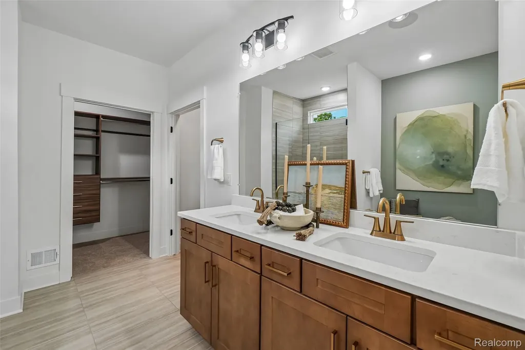 3065 Wyvern Orion Charter Township MI 48359