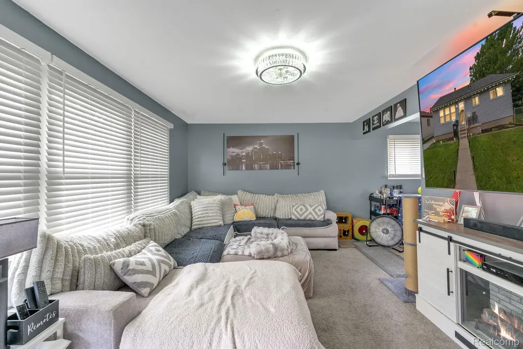 2140 Ford Boulevard Lincoln Park City MI 48146