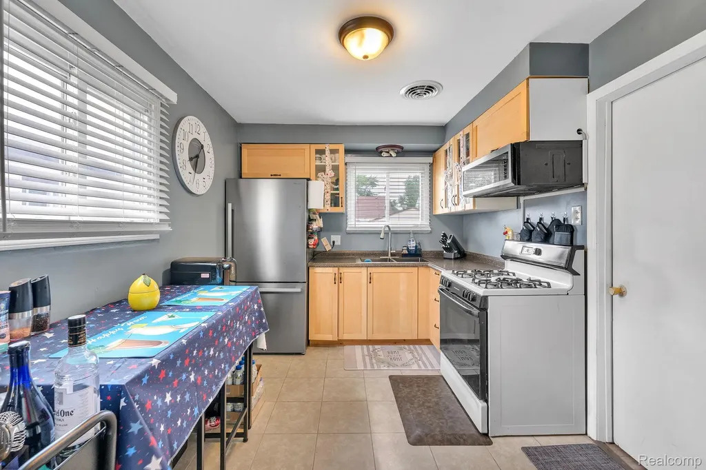 2140 Ford Boulevard Lincoln Park City MI 48146