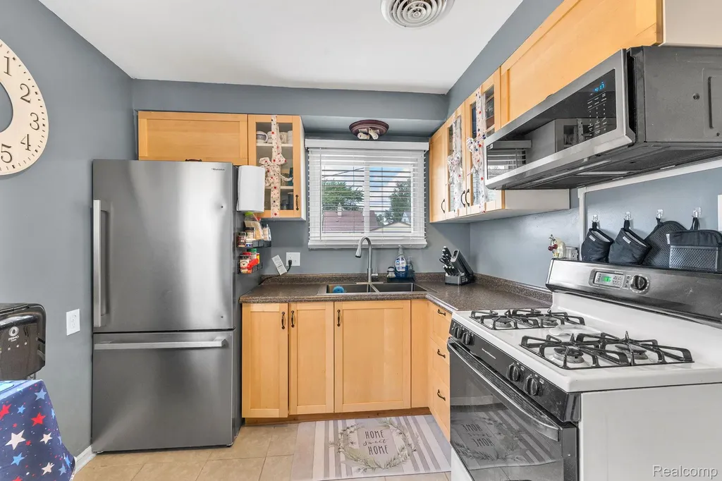 2140 Ford Boulevard Lincoln Park City MI 48146