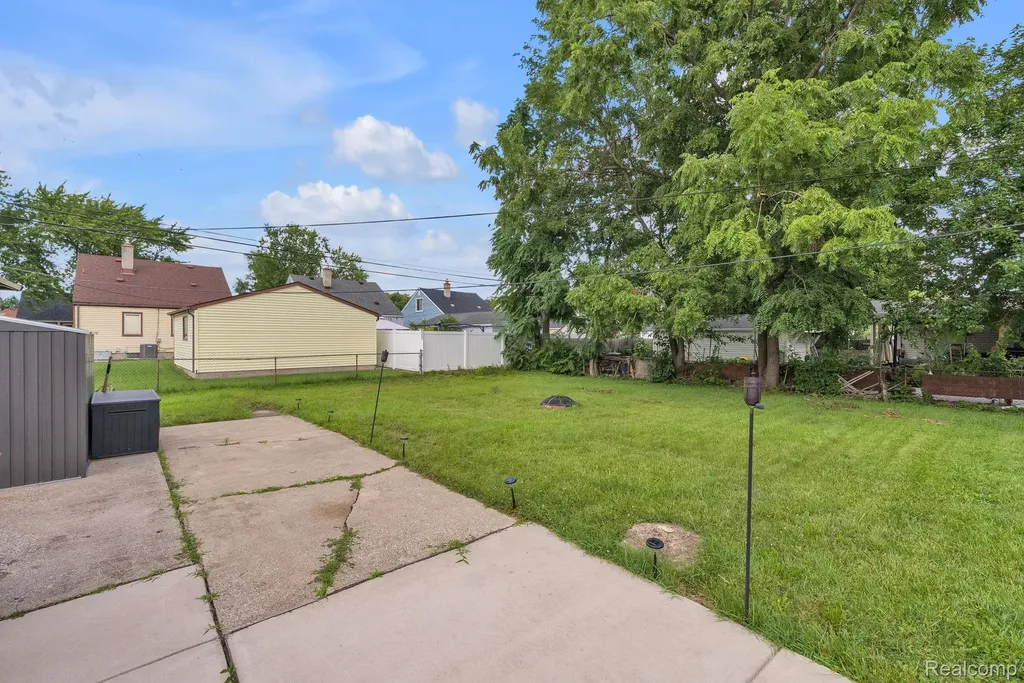 2140 Ford Boulevard Lincoln Park City MI 48146