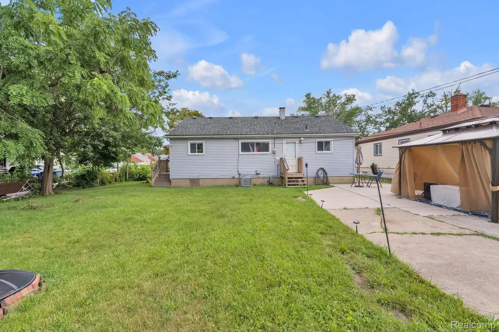 2140 Ford Boulevard Lincoln Park City MI 48146