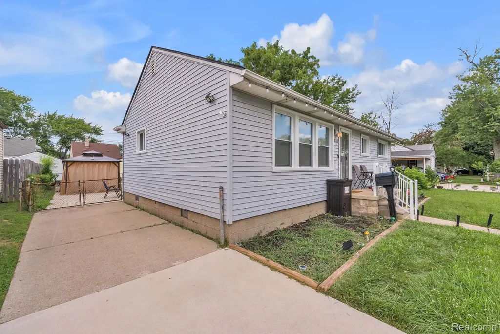 2140 Ford Boulevard Lincoln Park City MI 48146