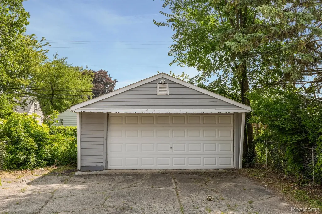 5850 Deering Street Garden City City MI 48135