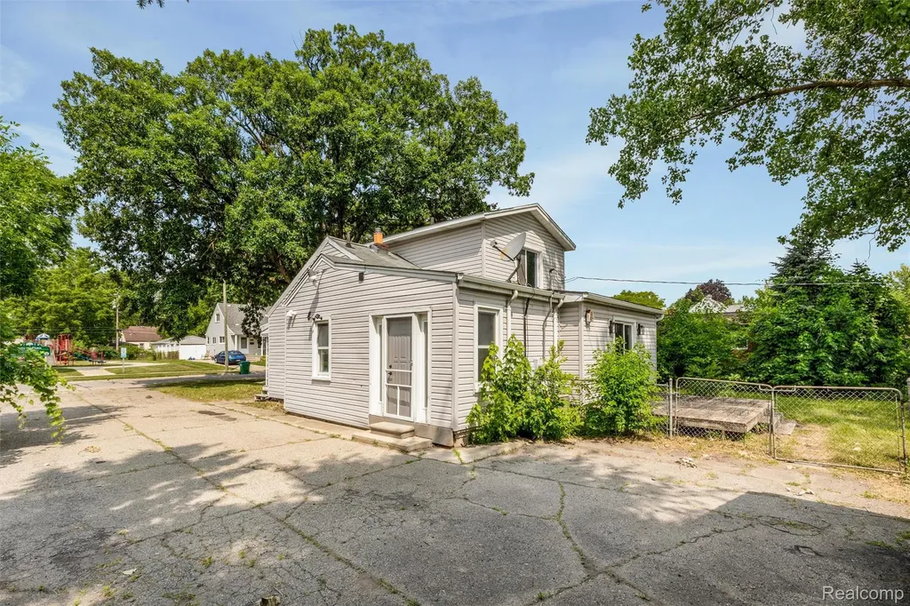 5850 Deering Street Garden City City MI 48135