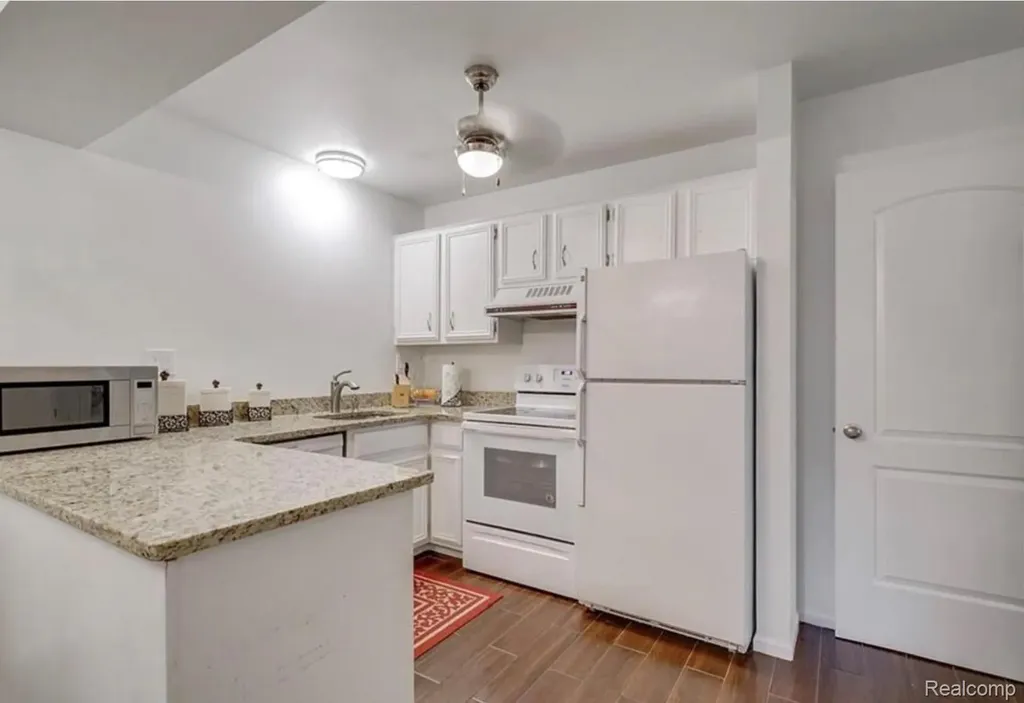 2472 Mulberry Square Bloomfield Hills City MI 48302
