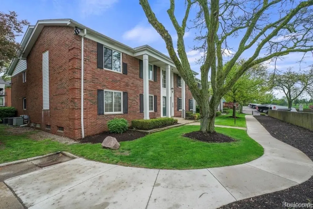 2472 Mulberry Square Bloomfield Hills City MI 48302
