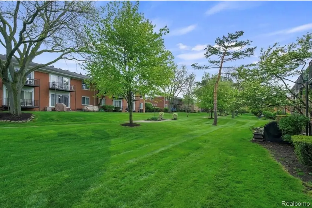 2472 Mulberry Square Bloomfield Hills City MI 48302