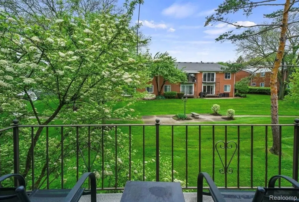 2472 Mulberry Square Bloomfield Hills City MI 48302