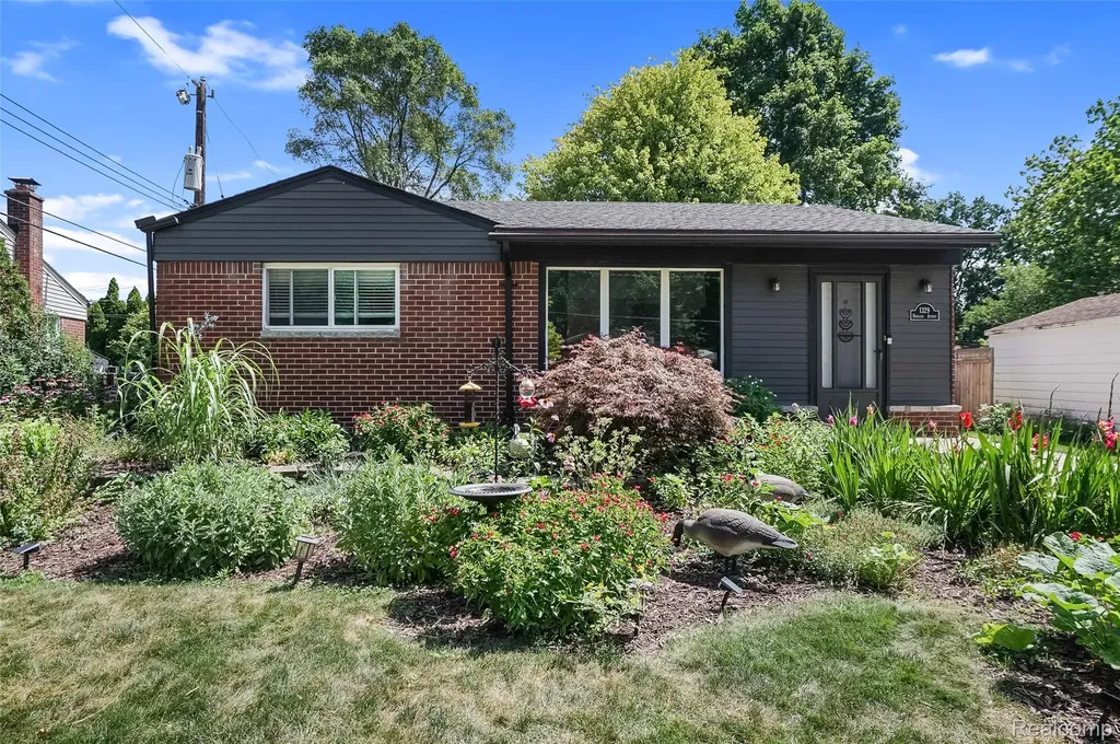 1329 Darlene Avenue Madison Heights City MI 48071