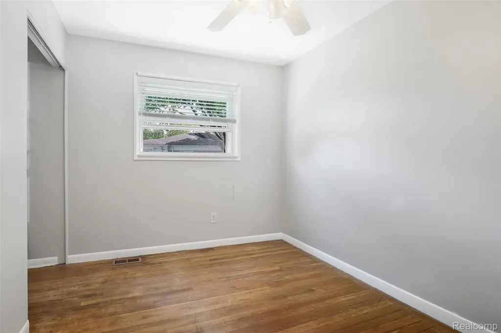 1329 Darlene Avenue Madison Heights City MI 48071