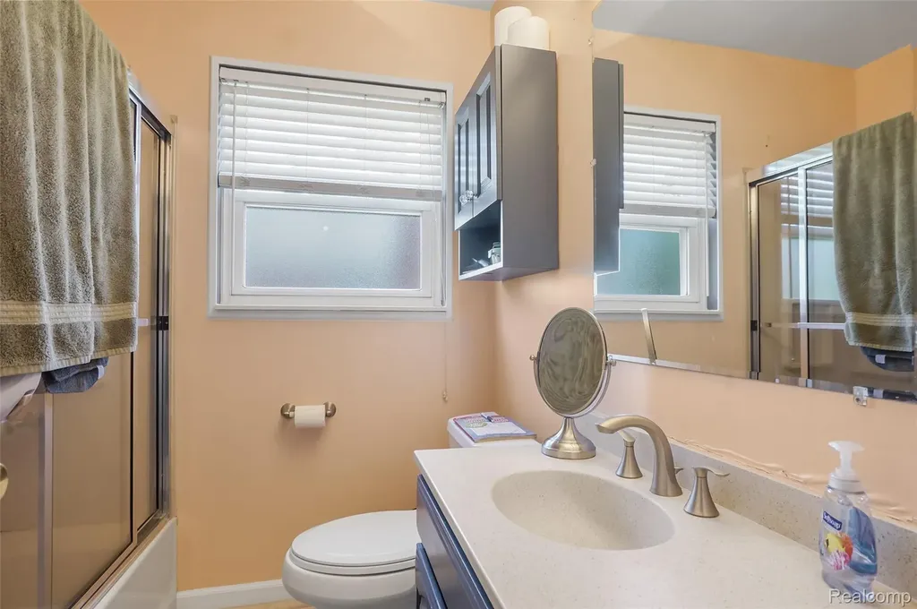 1329 Darlene Avenue Madison Heights City MI 48071