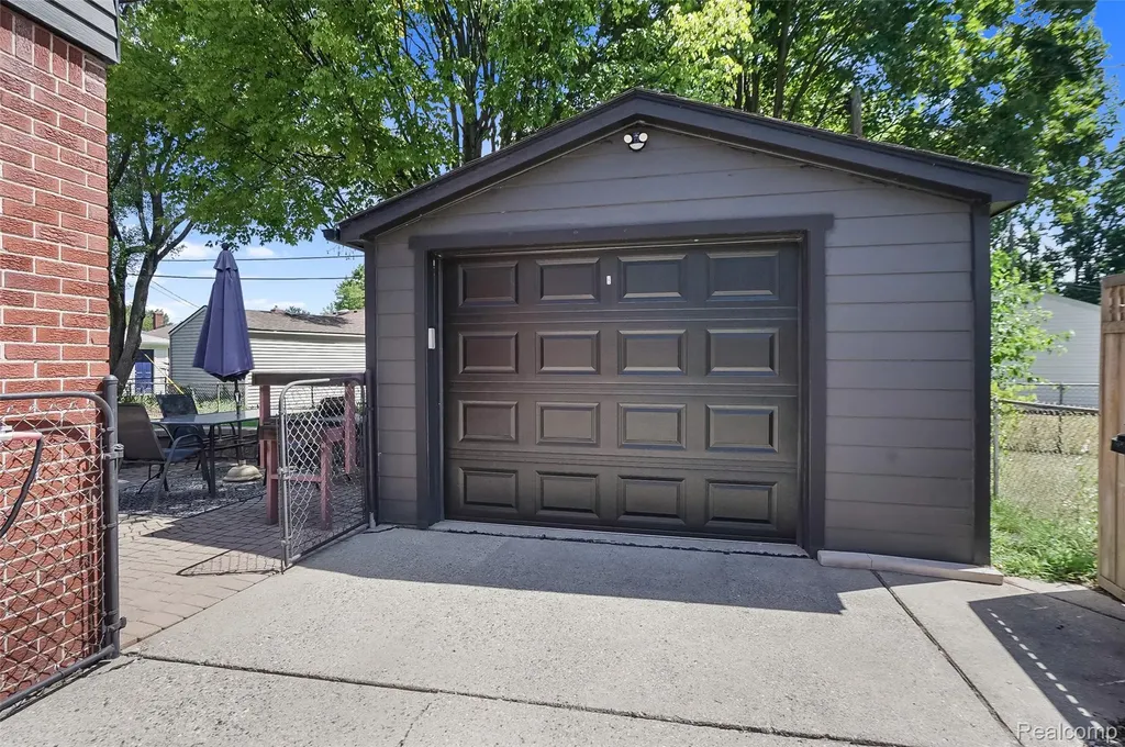 1329 Darlene Avenue Madison Heights City MI 48071