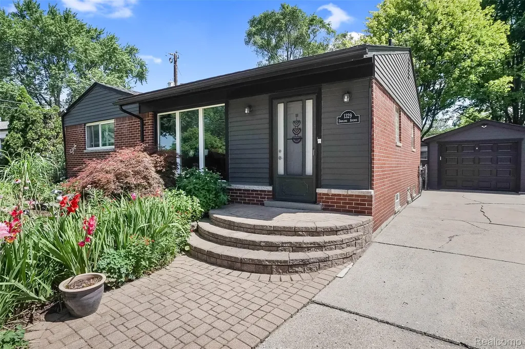 1329 Darlene Avenue Madison Heights City MI 48071