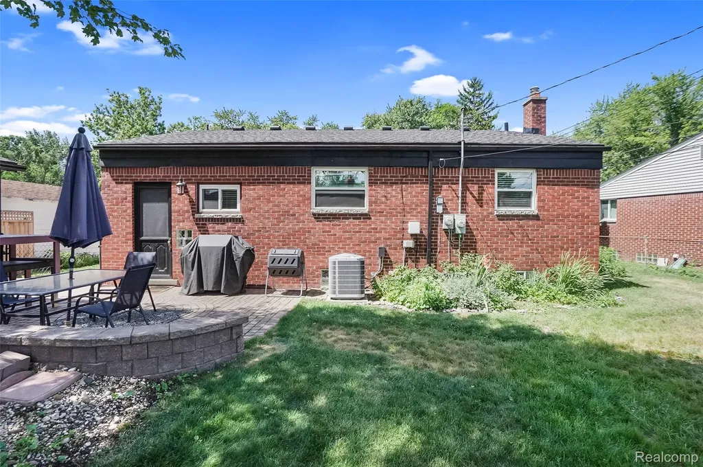 1329 Darlene Avenue Madison Heights City MI 48071