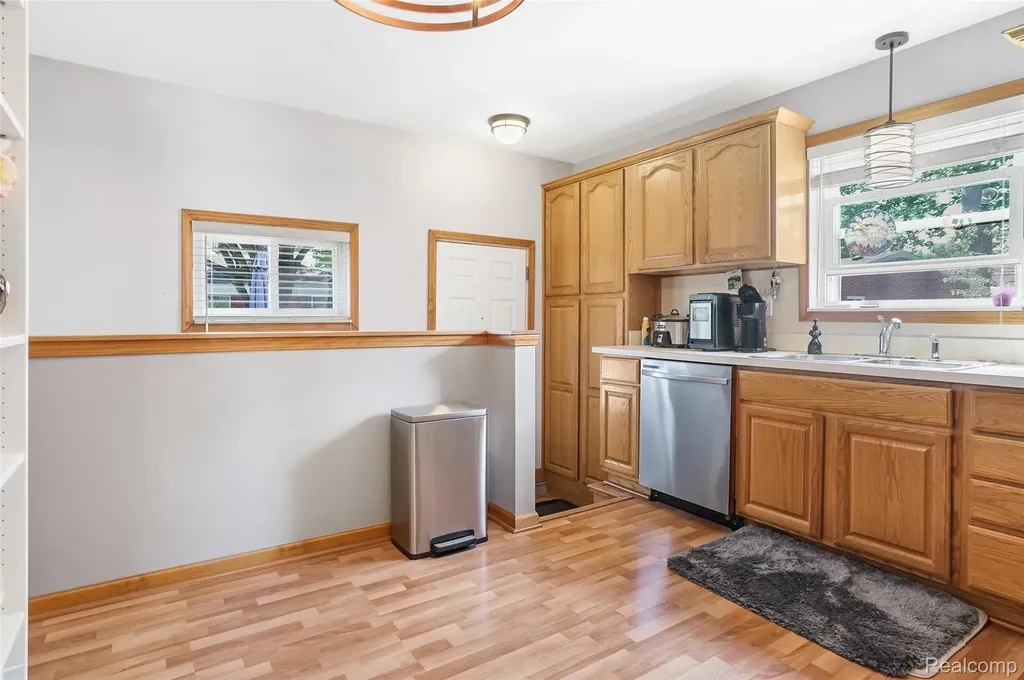 1329 Darlene Avenue Madison Heights City MI 48071