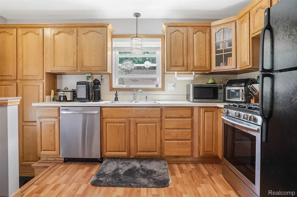 1329 Darlene Avenue Madison Heights City MI 48071