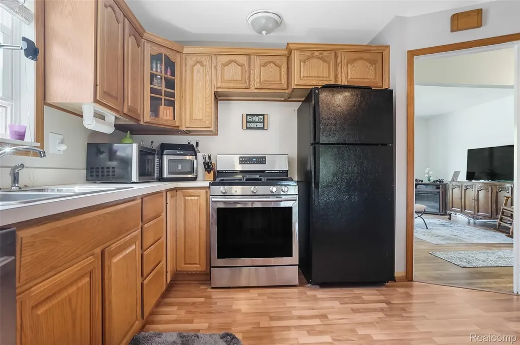 1329 Darlene Avenue Madison Heights City MI 48071