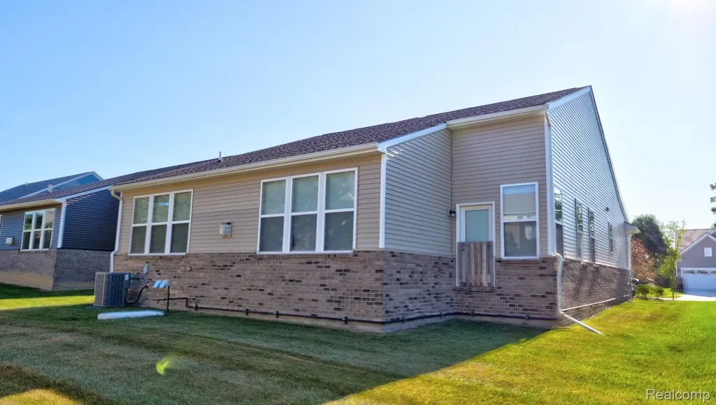38731 Chasewood Court Farmington Hills City MI 48335