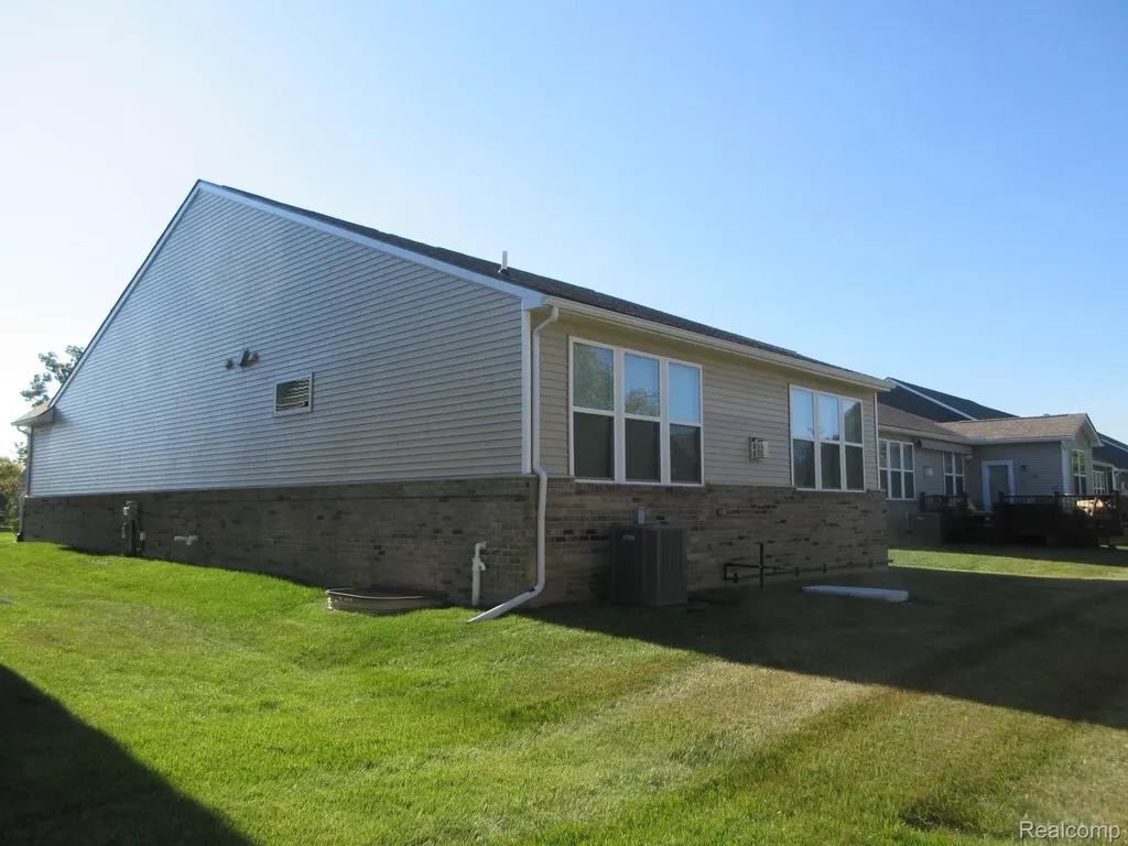 38731 Chasewood Court Farmington Hills City MI 48335