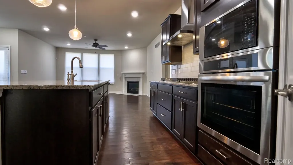 38731 Chasewood Court Farmington Hills City MI 48335